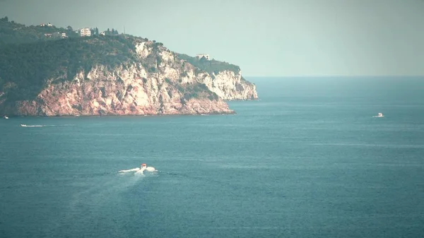 Barche a motore in movimento in mare, il paesaggio Adriatico — Foto Stock