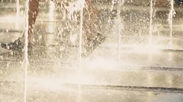 Vídeo en cámara lenta de personas caminando en la fuente en un día de verano — Vídeo de stock