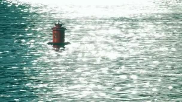 Floating buoy with number 21 on it. Slow motion shot — Stock Video