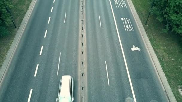 Nízké výšce letecký snímek města dálnice s jízdní pruhy pro autobusy — Stock video