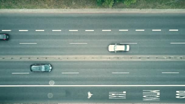 Vista aérea de baja altitud de arriba hacia abajo de la autopista de la ciudad con carriles de autobús — Vídeo de stock