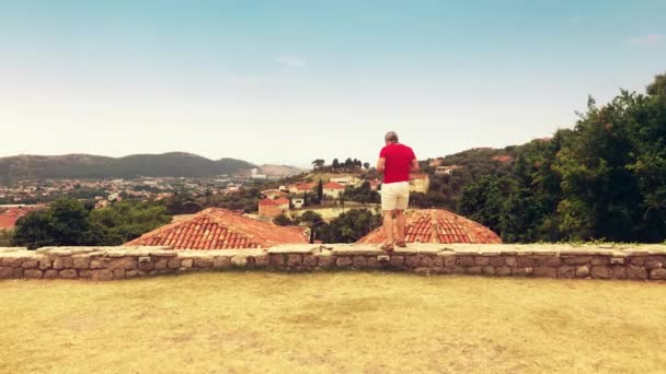 El hombre toma fotos de la arquitectura antigua en Montenegro de vacaciones — Vídeos de Stock