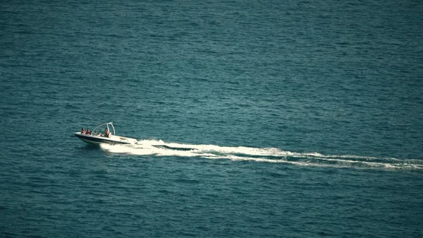 Hochgeschwindigkeits-Motorboot bewegt sich auf See — Stockfoto