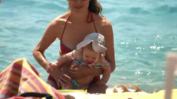 Mutter und ihre kleine Tochter am Strand — Stockvideo