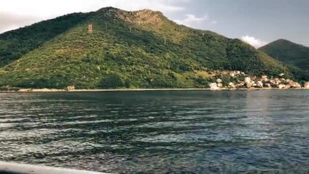 Festői hegyek, és a város a Kotori-öbölre vagy a Boka Kotorska, Montenegro — Stock videók