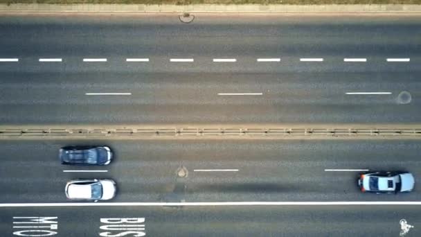 Vista aérea de arriba hacia abajo del tráfico por carretera — Vídeo de stock