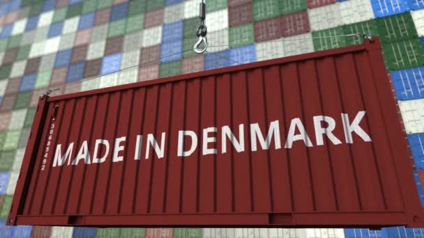 Container met gemaakt In Denemarken bijschrift. Deense import of export gerelateerde loopbare animatie — Stockvideo