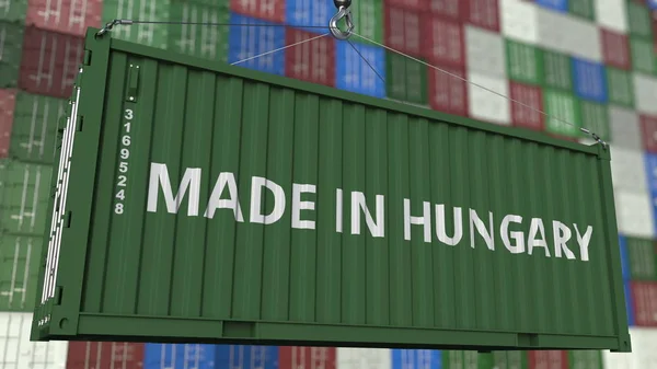 Načítání kontejneru s titulkem vyrobené v Maďarsku. Maďarský import nebo export související 3d vykreslování — Stock fotografie