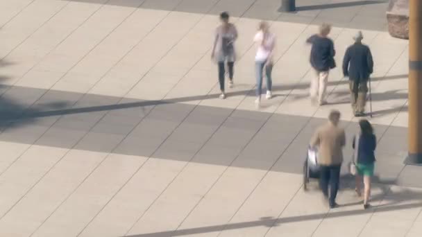 Lange blootstelling tijd verval van onbekende mensen lopen op het plein op vakantie — Stockvideo