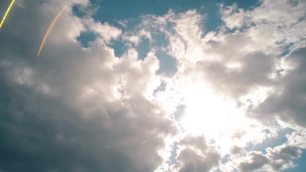 Time-lapse van prachtige zonovergoten wolken langs de hemel curling — Stockvideo