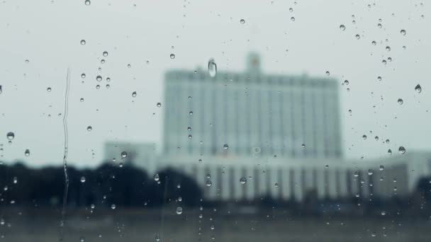 Blurred Russian White House government building behind rainy window — Stock Video