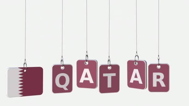 Подпись к QATAR и катарский флаг на раскачивающихся тарелках, зацикленная вступительная анимация. Альфа-мат для легкой замены фона — стоковое видео