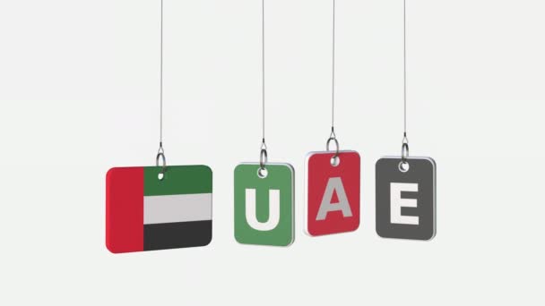 Подпись ОАЭ и флаг Объединенных Арабских Эмиратов на пластинах, зацикленная вступительная анимация. Альфа-мат для легкой замены фона — стоковое видео