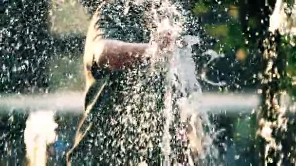 Zpomalený záběr muže chytat fontána proudu — Stock video