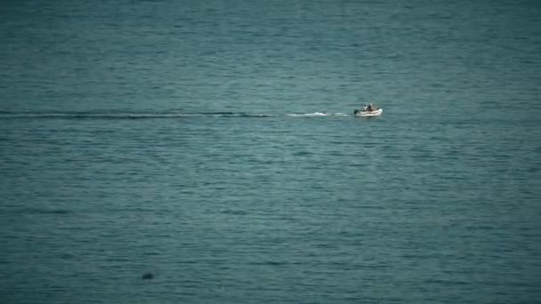 Onbekende mensen rijden opblaasbare motorboot op zee — Stockvideo