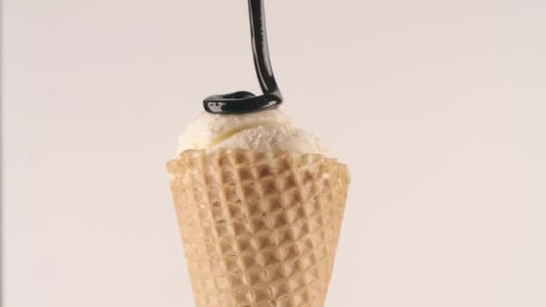 Verser de la sauce au chocolat dense sur un cône de crème glacée — Video