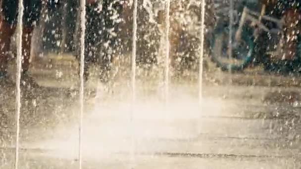 Persone in un parco della città e corsi d'acqua fontana, rallentatore — Video Stock