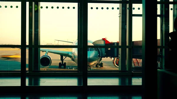 Luchthaven Schot Waarbij Verkeer Van Het Vliegveld Instappen Vliegtuig Met — Stockfoto