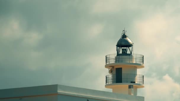 灯台に対して雲の移動の時間の経過 — ストック動画