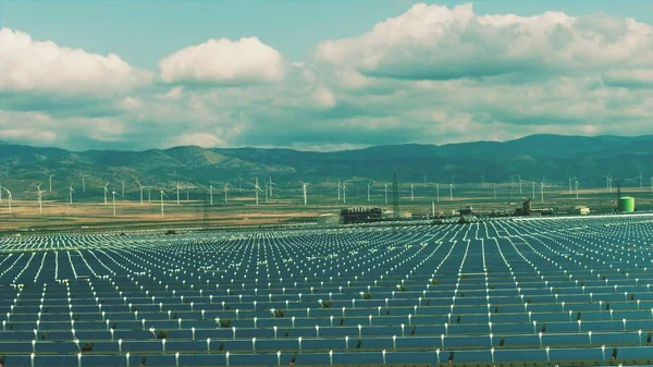 Vista aérea da usina de energia solar e geradores de vento. Produção de energia renovável limpa — Fotografia de Stock