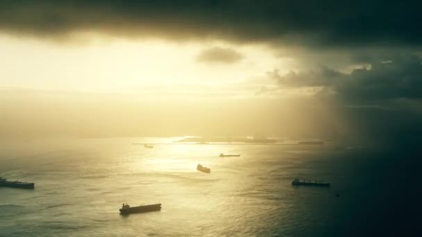 Délai de cargaison et de pétroliers en mer au coucher du soleil orageux vu de Gibraltar — Video