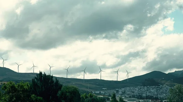 Ветрогенераторы в горной местности Испании. Производство возобновляемых источников энергии — стоковое фото