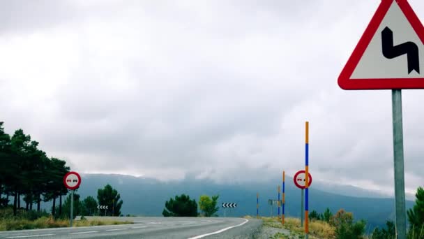 Временной промежуток завихрения облаков над ветреной дорогой в горах Сьерра-Невада, Испания — стоковое видео