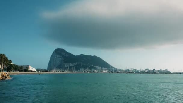 Lapso de tempo de nuvem levante sobre a rocha de Gibraltar — Vídeo de Stock