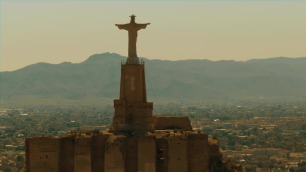 Légi felvétel a szobor, a véső, a régi Castillo de Monteagudo, Spanyolország — Stock videók