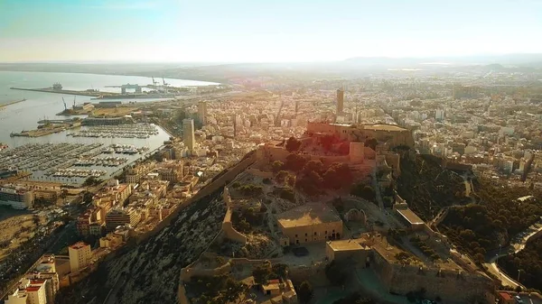 A légi felvétel a városképet, a marina és a kikötő mögött Santa Barbara-kastély, Spanyolország Alicante — Stock Fotó