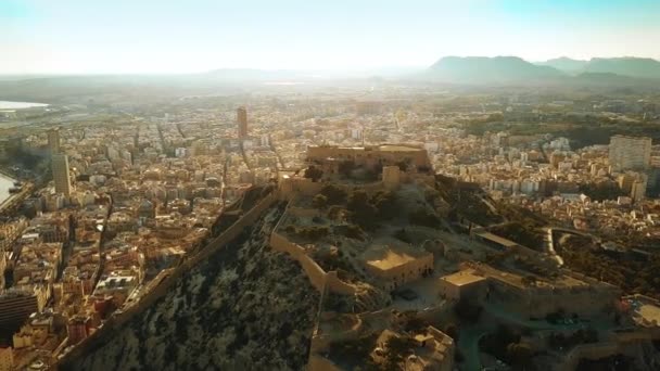 Luchtfoto van Alicante stadsgezicht, jachthaven en poort achter Santa Barbara kasteel, Spanje — Stockvideo