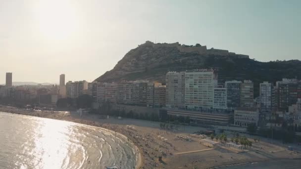 Vista aérea de la playa de Alicante y el castillo de Santa Bárbara, España — Vídeo de stock