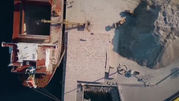 Letecký shora dolů shot z pevného nákladu lodí a cementové nakladače v práci — Stock video