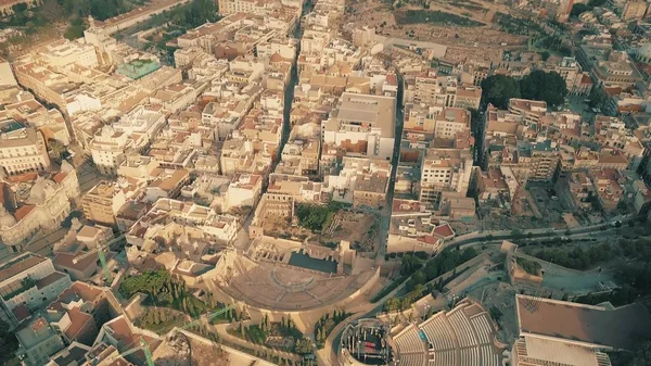Luftaufnahme des antiken Teatro Romano oder des römischen Theaters und der Stadtlandschaft von Cartagena, Spanien — Stockfoto