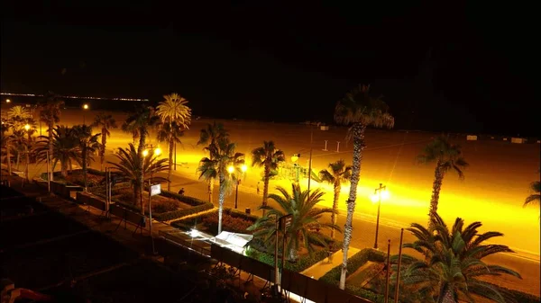 Praia e passeio marítimo em Valência, Espanha à noite — Fotografia de Stock
