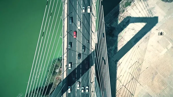 Vista aérea de arriba hacia abajo del moderno tráfico de puentes por cable —  Fotos de Stock