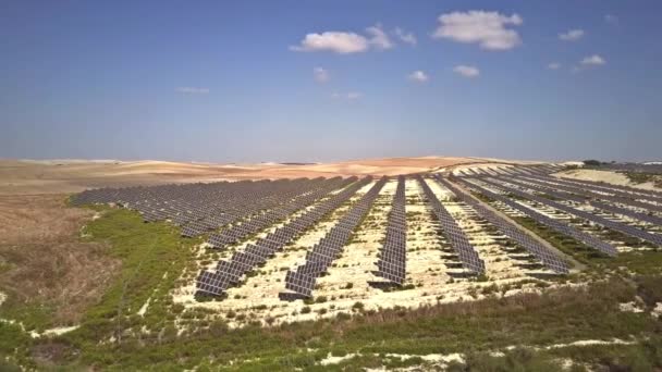 Güneş panelleri güneş ışığı elektrik üretmek için emici havadan görünümü — Stok video