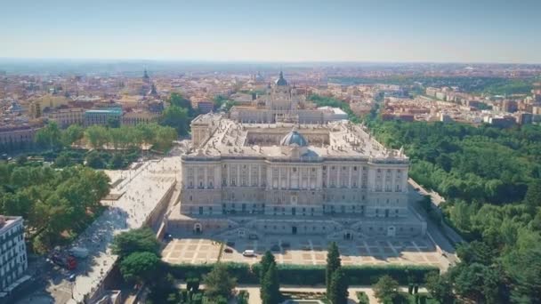 Вид с воздуха на Паласио Реал или Королевский дворец в Мадриде, Испания — стоковое видео
