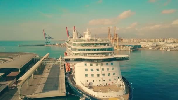 Malaga, Spanyolország - szeptember 27, 2018. A légi felvétel a nagy cruise hajó Mein Schiff 5 tengeri kikötő — Stock videók