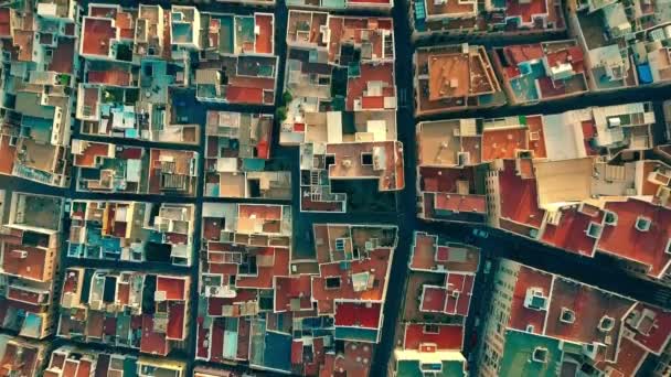 Vista aérea de cima para baixo para o padrão de mosaico de telhados de área residencial. Almeria, Espanha — Vídeo de Stock