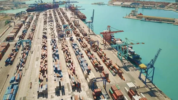 VALENCIA, ESPANHA - OUTUBRO 2, 2018. Vista aérea do pátio grande do recipiente do porto e dos navios atracados da carga — Fotografia de Stock