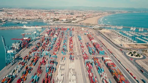 VALENCIA, ESPANHA - OUTUBRO 2, 2018. Vista aérea do pátio do contentor portuário e da paisagem urbana — Fotografia de Stock