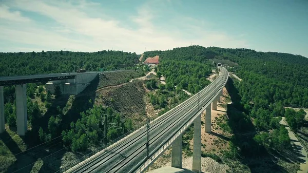 Luchtfoto van spoorwegbrug en tunnel in Spanje — Stockfoto