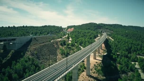 Flygfoto över järnvägsbro och tunnel i Spanien — Stockvideo