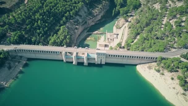 Εναέρια άποψη του φράγματος Αλαρκόν σε του ποταμού Jucar, Ισπανία — Αρχείο Βίντεο
