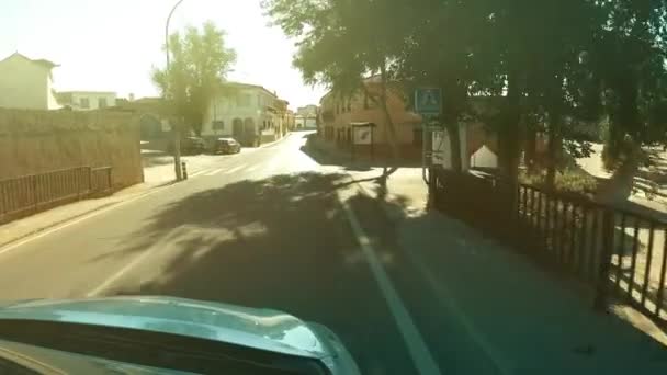 POV toma de conducción de viaje a través de una pequeña ciudad en España en un día soleado de verano — Vídeo de stock