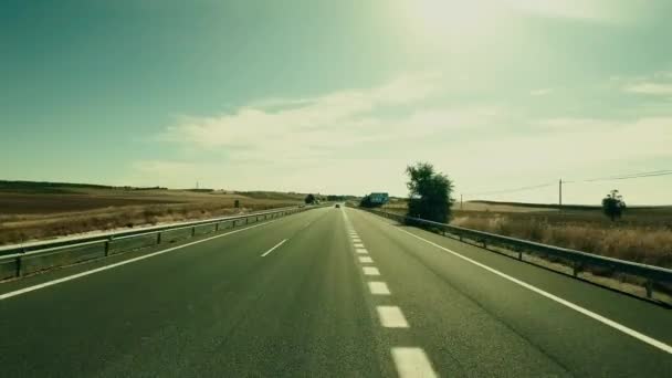 在阳光明媚的夏日里, 在西班牙中部的一条高速公路上驾驶镜头 — 图库视频影像