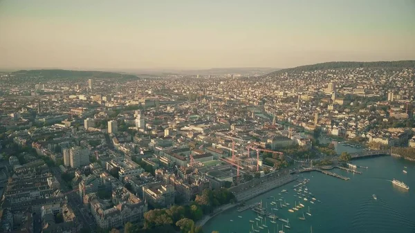 Вид с воздуха на город Цюрих и набережную озера, Швейцария — стоковое фото