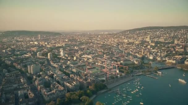 Вид с воздуха на город Цюрих и набережную озера, Швейцария — стоковое видео