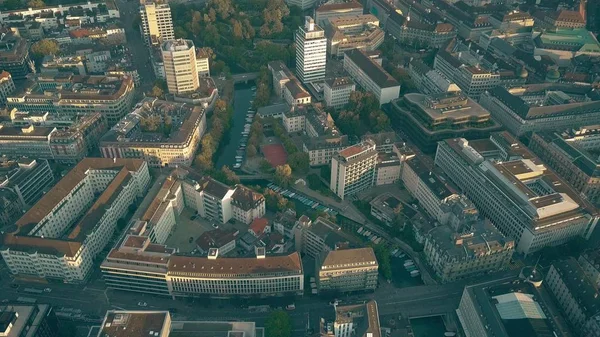 在苏黎世和瑞士的利马特河上空飞行 — 图库照片